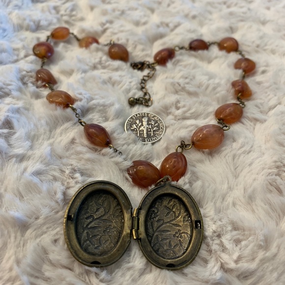 Pair of Lightweight Necklaces - Picture 5 of 7